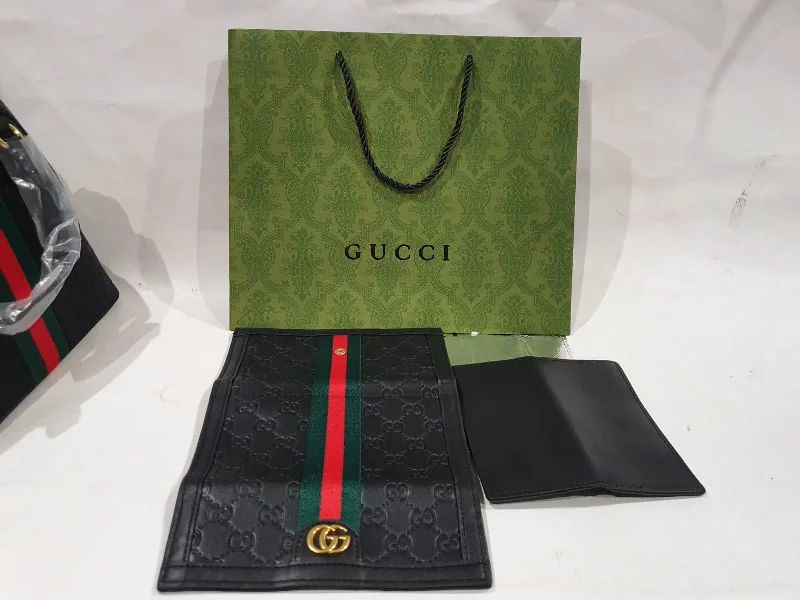 Women Gucci bags with a front - zip pocket for small itemsGucci 2in1 Wallet (With a Card Holder )