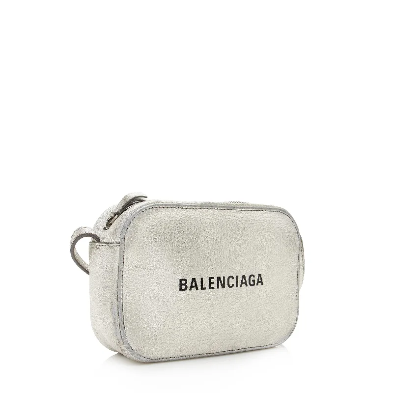 Balenciaga Hourglass medium size with quilted bodyBalenciaga Metallic Calfskin Everyday XS Camera Bag (SHF-22474)