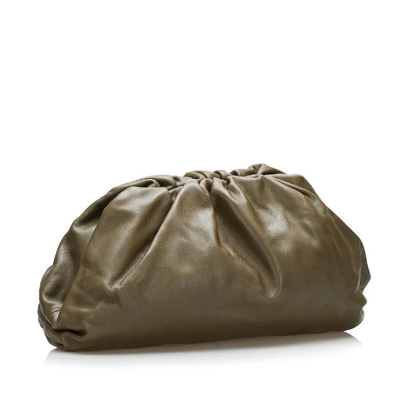 Bottega Veneta bags with leather - stitched detailsBottega Veneta The Pouch Clutch (SHG-4DriMy)