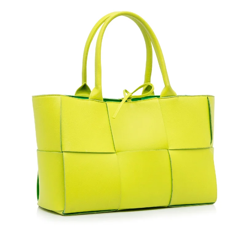 Bottega Veneta bags with snakeskin - effect leatherGreen Bottega Veneta Maxi Intrecciato Small Arco Tote