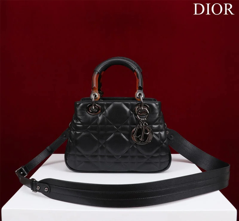 Fashion - forward Christian Dior tote bags for the modern womanChristian Dior  Bags - 2817